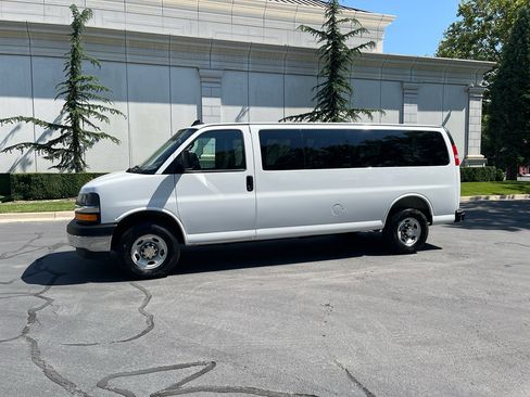 Used 2025 Chevrolet Express 3500 LT w/ LT Preferred Equipment Group RWD image 2