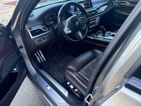 Used 2022 BMW 740i w/ M Sport Package RWD image 8