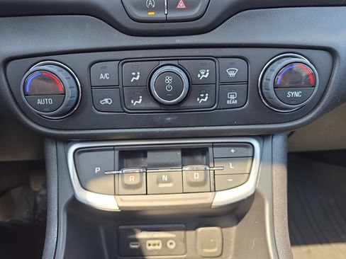 Certified 2023 GMC Terrain SLT w/ Tech Package FWD image 37