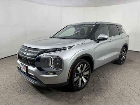 Used 2025 Mitsubishi Outlander AWD image 3