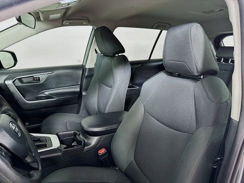 Used 2021 Toyota RAV4 LE image 8