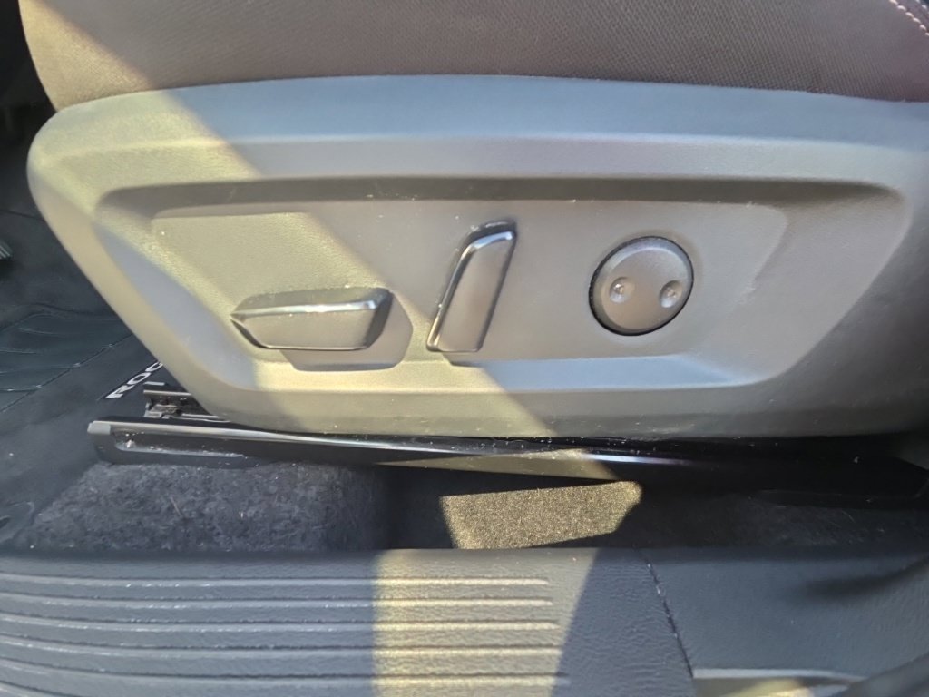 Used 2025 Nissan Rogue SV FWD image 29