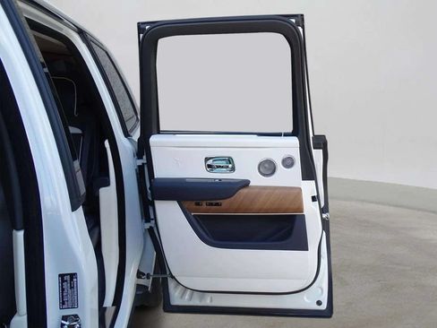 Certified 2025 Rolls-Royce Cullinan AWD/4WD image 9