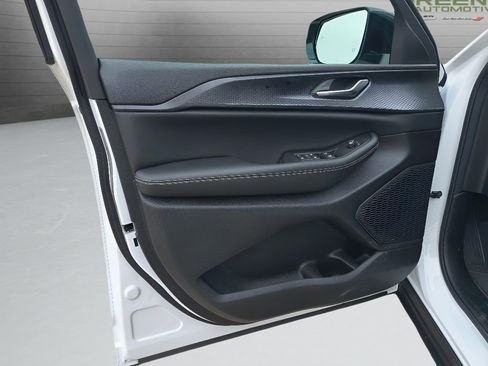 New 2025 Jeep Grand Cherokee Altitude image 15