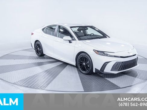 Used 2025 Toyota Camry SE image 14