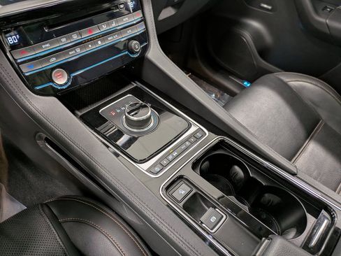 Used 2020 Jaguar F-PACE Prestige image 14