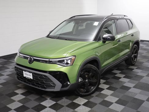 Used 2025 Volkswagen Taos SE image 2