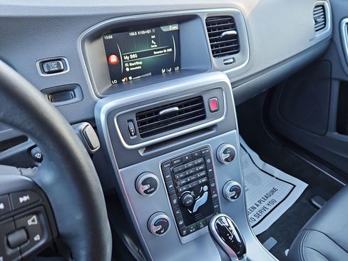 Used 2017 Volvo S60 T5 Inscription image 18