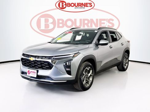 Used 2025 Chevrolet Trax LT w/ LT Convenience Package image 6