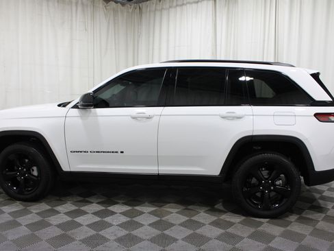 Used 2024 Jeep Grand Cherokee Limited w/ Luxury Tech Group II image 37