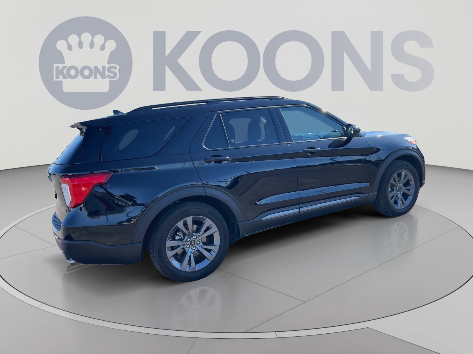 Used 2024 Ford Explorer XLT w/ Equipment Group 202A RWD image 12