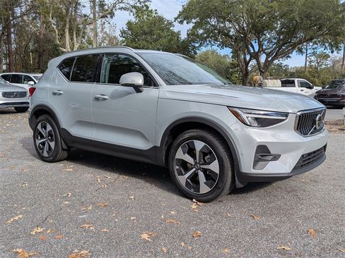 Certified 2025 Volvo XC40 B5 Plus image 2