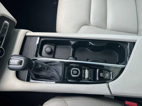 Used 2020 Volvo XC90 T5 Momentum w/ Protection Package Premier FWD image 22