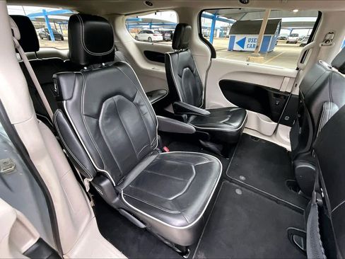 Used 2023 Chrysler Pacifica Limited image 20