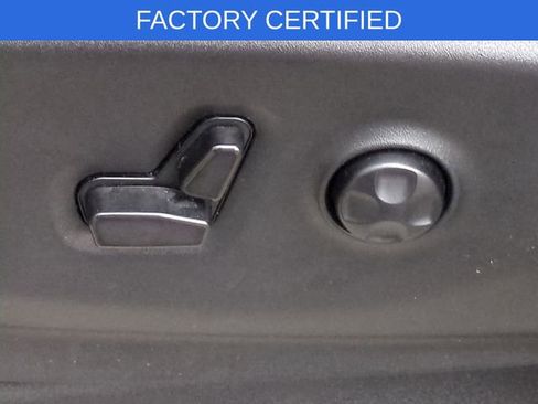 Certified 2024 Chrysler Pacifica Touring-L image 23