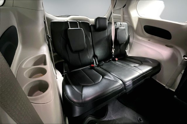 Used 2024 Chrysler Pacifica Touring-L FWD image 22