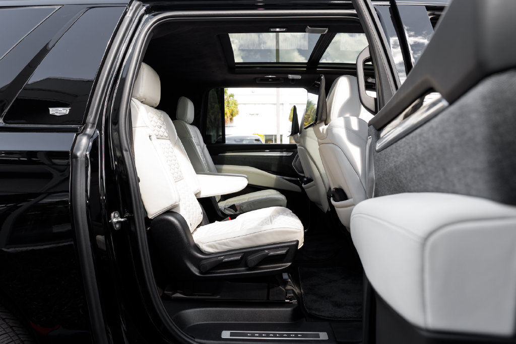 Used 2025 Cadillac Escalade ESV V AWD/4WD image 44