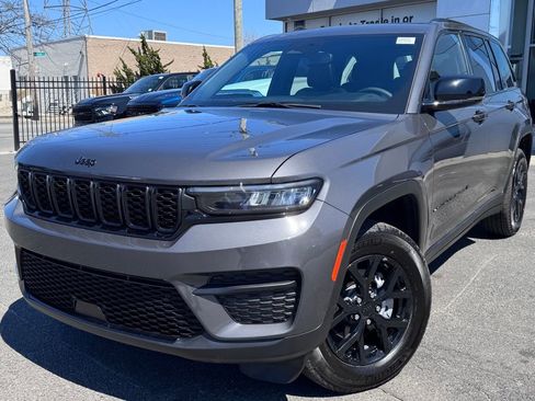 Used 2024 Jeep Grand Cherokee Altitude AWD/4WD image 3