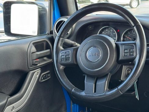 Used 2015 Jeep Wrangler Unlimited Sahara w/ Connectivity Group AWD/4WD image 12