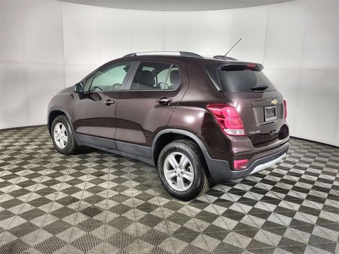 Used 2022 Chevrolet Trax LT w/ LT Convenience Package image 6