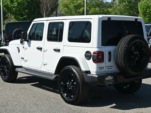Used 2025 Jeep Wrangler Sahara image 11