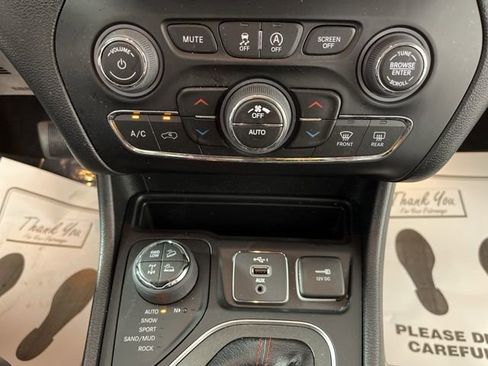 Used 2022 Jeep Cherokee Trailhawk w/ Comfort/Convenience Group AWD/4WD image 27