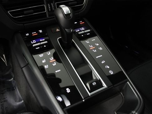 Used 2025 Porsche Macan image 18