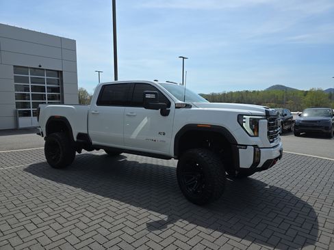 Used 2024 GMC Sierra 2500 AT4 w/ AT4 Premium Plus Package AWD/4WD image 3