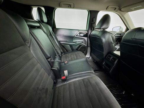 Used 2023 Mitsubishi Outlander SE image 26