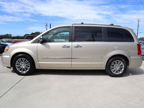 Used 2016 Chrysler Town & Country Touring-L w/ Driver Convenience Group FWD image 3