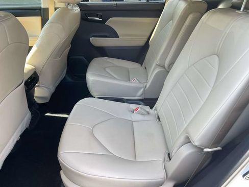 Used 2024 Toyota Highlander XLE AWD/4WD image 19