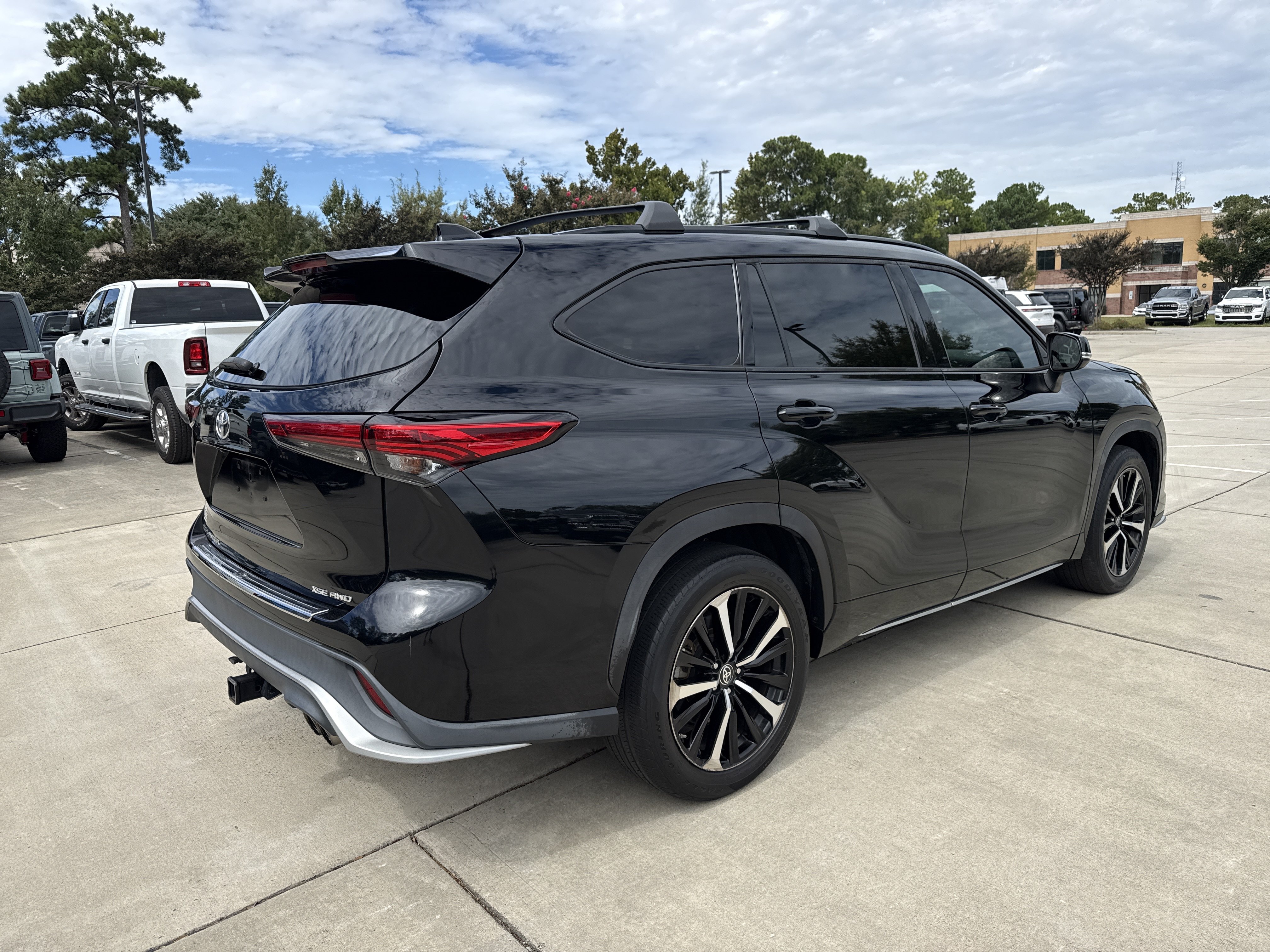 Used 2021 Toyota Highlander XSE AWD/4WD image 9