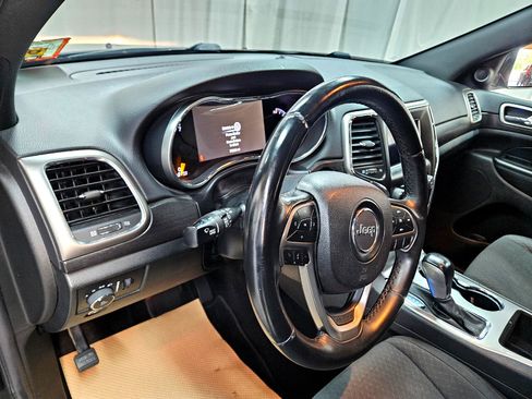 Used 2018 Jeep Grand Cherokee Laredo image 19