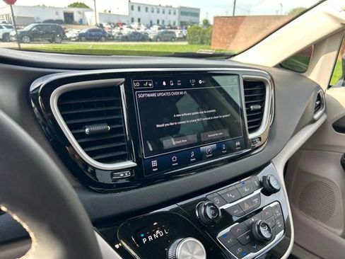 Used 2024 Chrysler Pacifica Touring-L FWD image 8
