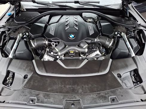 Used 2022 BMW 750i xDrive w/ M Sport Package image 38