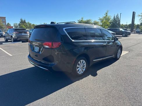 Used 2017 Chrysler Pacifica Touring-L FWD image 5