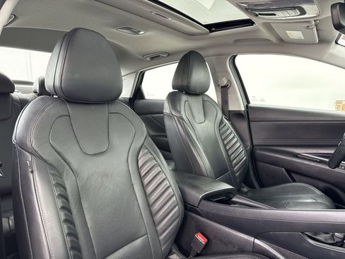 Used 2022 Hyundai Elantra Limited w/ Preferred Accessory Package image 32