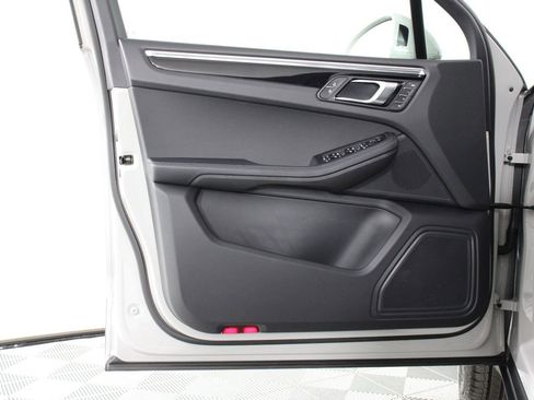 Certified 2026 Porsche Macan image 20