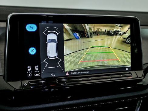 Certified 2025 Volkswagen Atlas Cross Sport SE FWD image 19