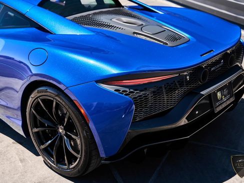 Used 2025 McLaren Artura RWD image 11