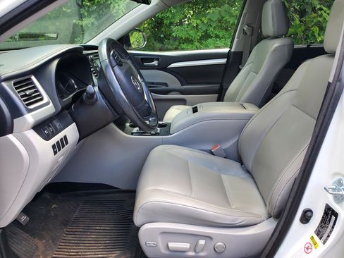 Used 2017 Toyota Highlander XLE AWD/4WD image 10