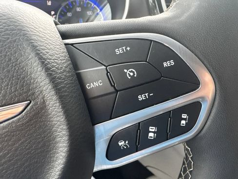 Used 2024 Chrysler Pacifica Touring-L FWD image 16