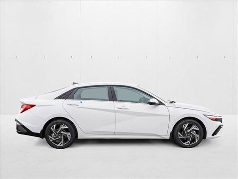 New 2025 Hyundai Elantra Limited image 4