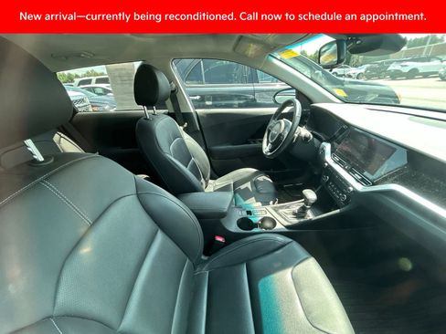 Used 2022 Kia Niro EX Premium FWD image 5