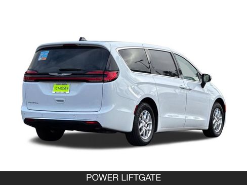 Used 2023 Chrysler Pacifica Touring-L FWD image 6