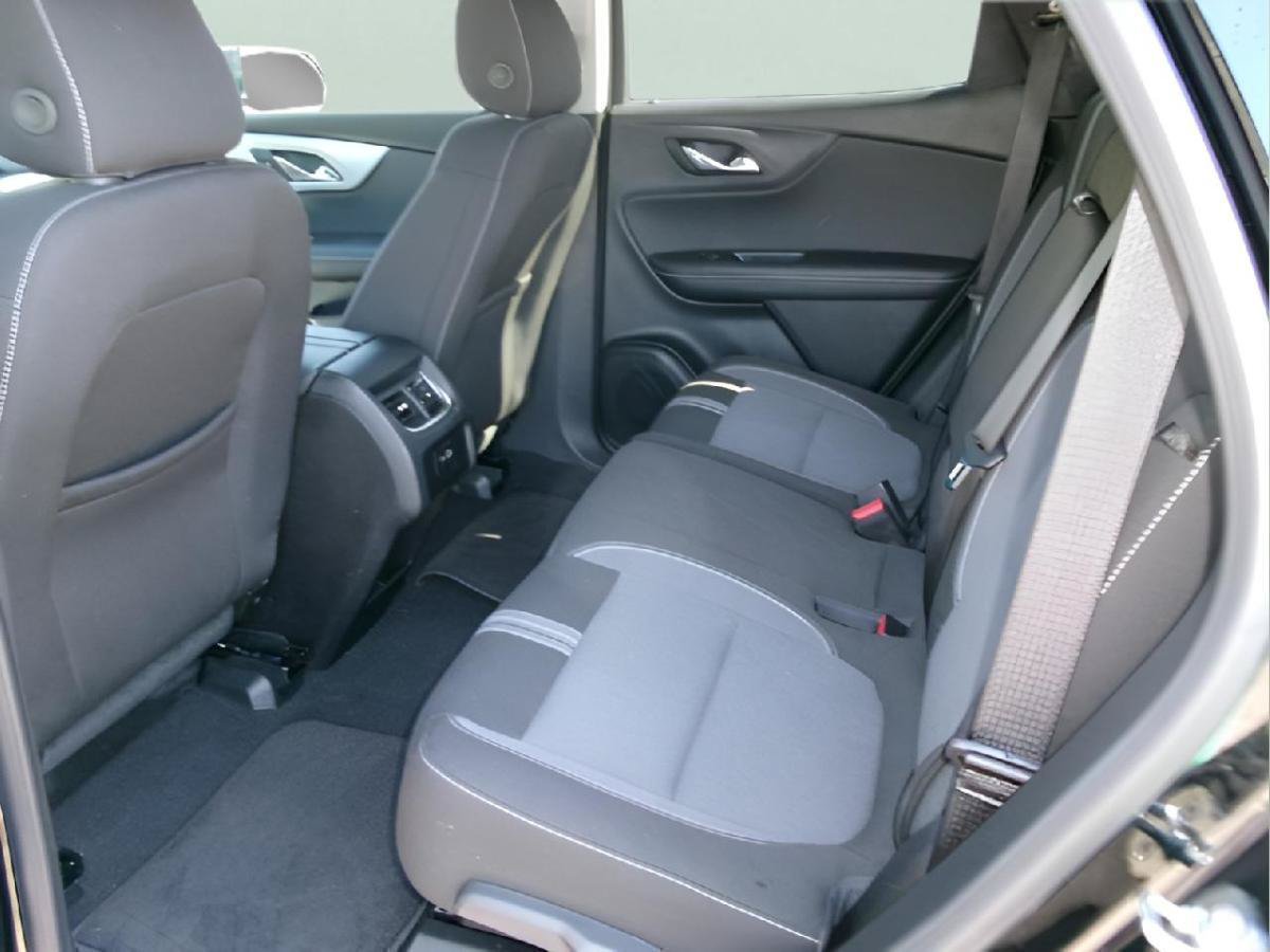 Used 2025 Chevrolet Blazer LT FWD image 9