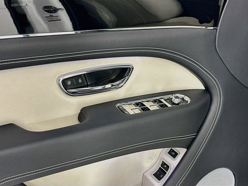 Used 2025 Bentley Bentayga AWD/4WD image 18