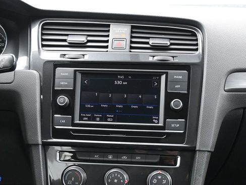 Used 2018 Volkswagen Golf S image 44