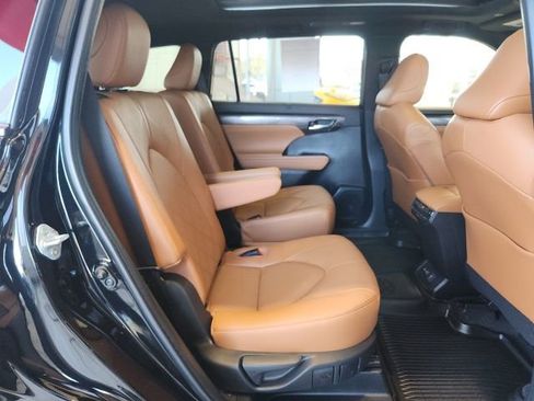 Used 2023 Toyota Highlander Platinum image 25