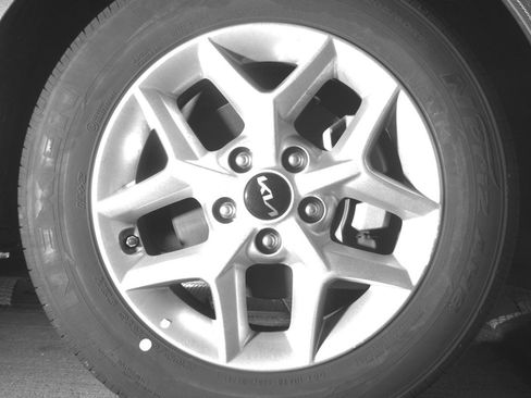Used 2025 Kia Soul LX w/ LX Technology Package FWD image 13